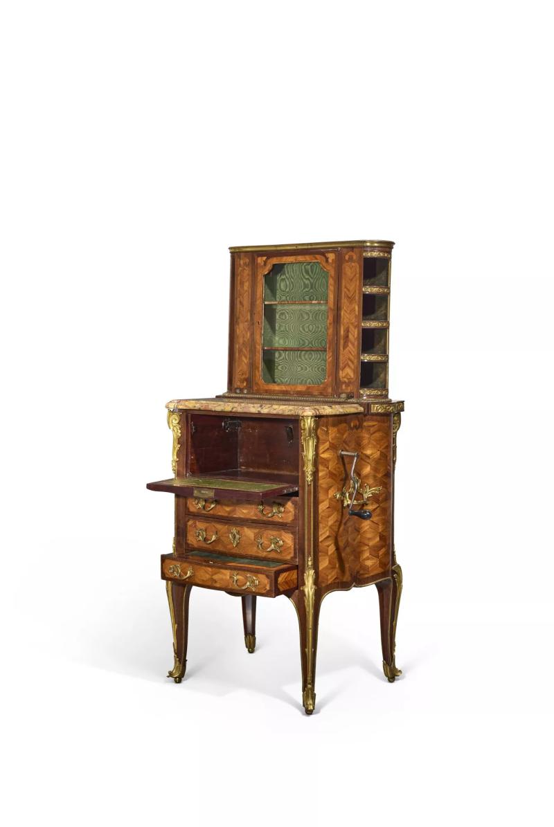 أثاث من القرن الثامن عشر