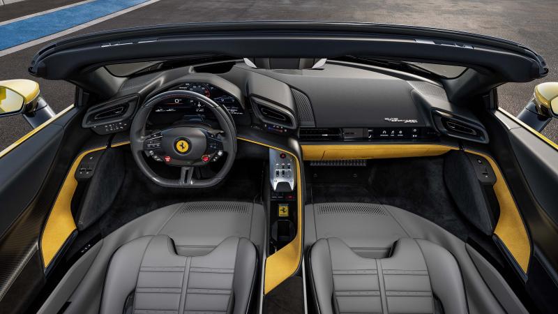 تعتمد السيارة على منظومة هجينة تجمع بين محرك احتراق داخلي وثلاثة محركات كهربائية. 