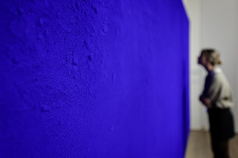 لوحة «الأزرق الخالص» لإيف كلاين تسجل رقمًا قياسيًا جديدًا في مزاد كريستيز باريس