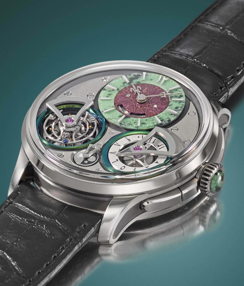 زخارف مستوحاة من الثقافة الشرق أوسطية تزيّن ساعة  Place Vendôme “Al Kanz”  (الكنز) التي أطلقها النادي بالتعاون مع دار تشابيك، وجرى بيعها من خلال مزاد لدار كريستيز دبي.  