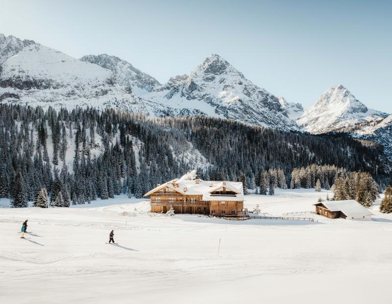 من موقعه على ارتفاع 1,550 مترًا، يوفّر الفندق اتصالاً مباشرًا بالمنحدرات