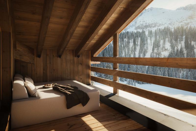 شُيّدت معالم الفندق، الذي يضم تسع غرف فقط، من الخشب والحجر المحليين ليندمج بسلاسة مع الغابة المحيطة به