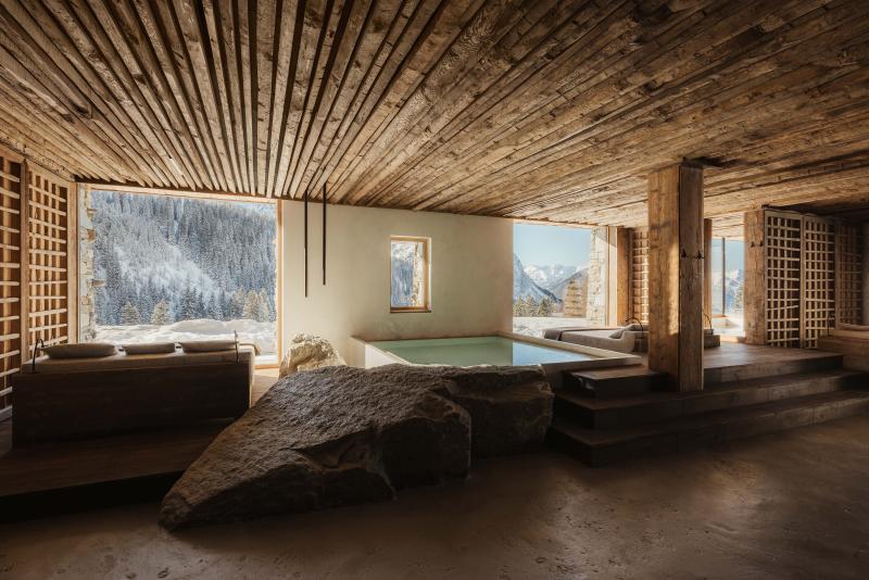 يقع النادي الصحي وسط الصخور الطبيعية، ويقدّم علاجات مستوحاة من الحكمة التقليدية للمعالجين المحليين.