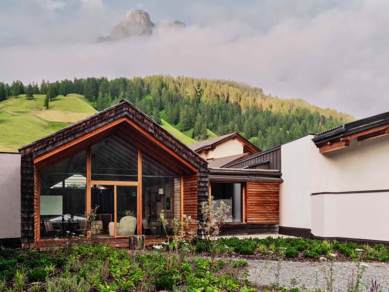 شاليه زينو الذي يمتد على مساحة 280 مترًا مربعًا ويكتمل بحديقة خاصة