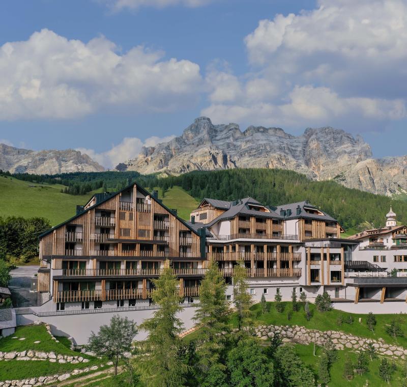 أُعيد تصميم مرافق الفندق بوساطة المعماري الشهير جان-ميشيل غاثي، الذي استلهم روعة جبال الدولوميت الطبيعية