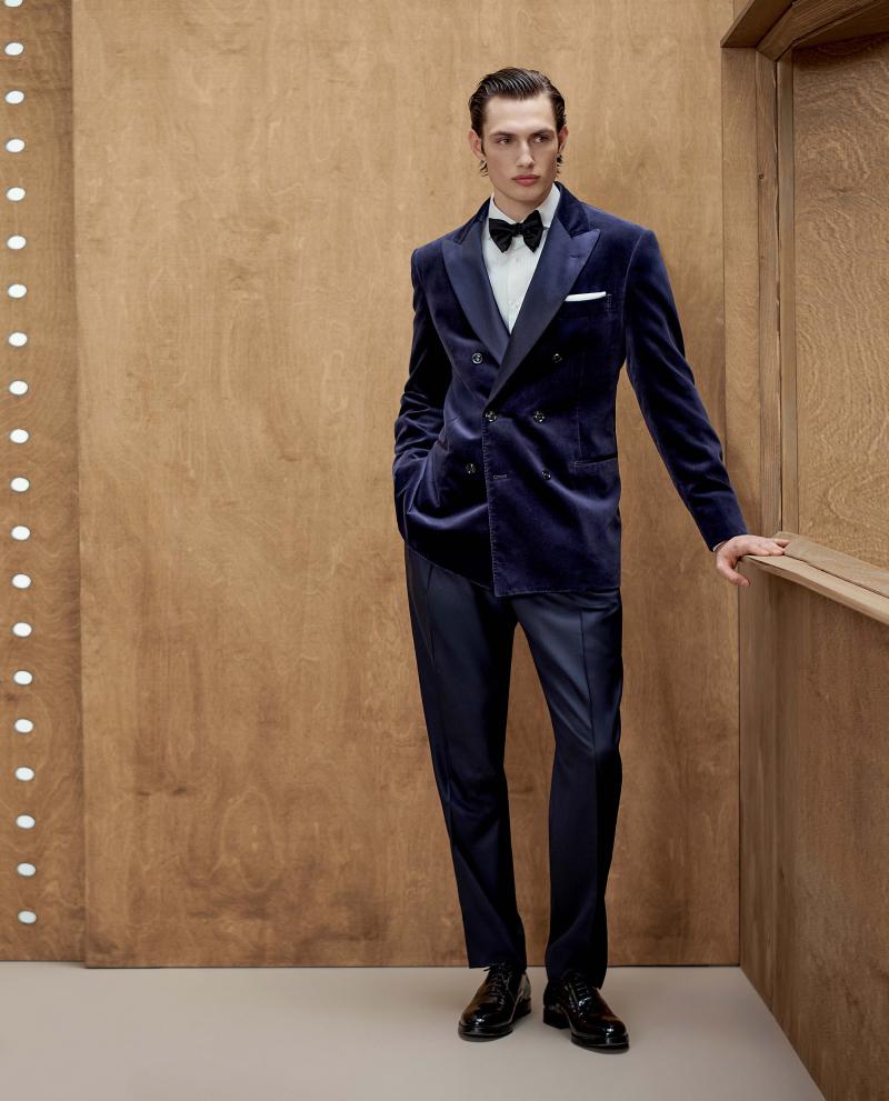 سترة للسهرات حيكت من القطن الحريري والمخمل الحريري، وسروال من نسيج التويل الحريري والصوف البكر خفيف الوزن، وقميص من قطن سي آيلاند، وربطة عنق فراشية مشغولة من القطن والحرير، ومنديل للجيب مشغول من قطن سي آيلاند، وحذاء أكسفورد مشغول من جلد العجول اللامع. 