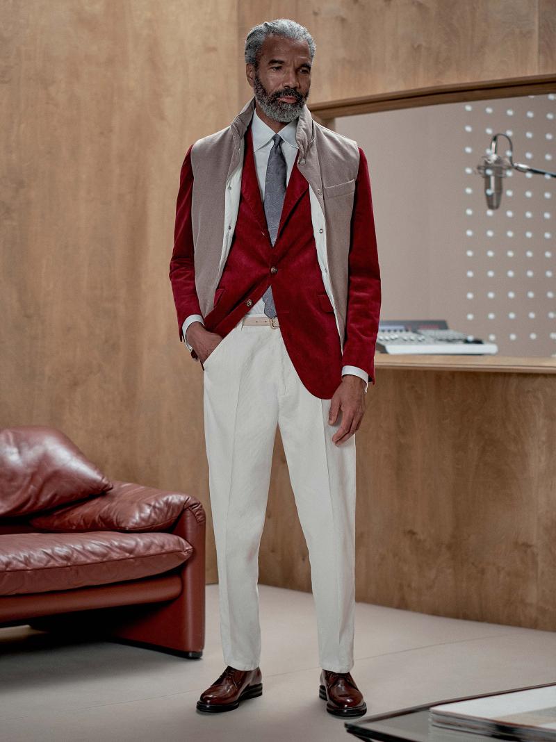 صدار من القطن تثريه قلنسوة قابلة للفصل، وسترة من قطن سي آيلاند المخملي الملمس، وقميص من نسيج التويل، وسروال مشغول من الدنيم، وربطة عنق من الحرير، وحزام من الجلد، وحذاء ديربي من جلد العجول. 