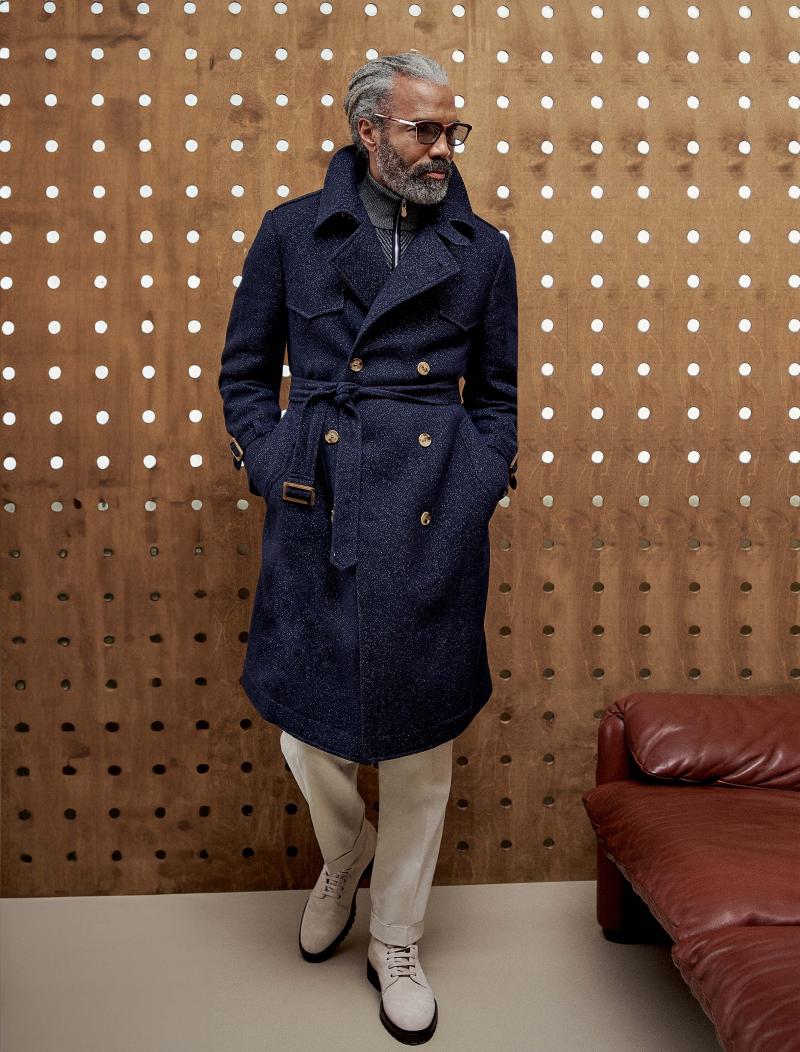 معطف حيك من الصوف، وكنزة بنقوش متعرجة محبوكة من الكشمير، وسروال من القطن، وحذاء يرتفع إلى ما فوق الكاحل مصنوع من الجلد المقلوب. 