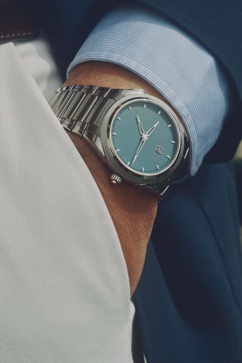 تتمايز ساعة Tonda PF GMT Rattrapante Verzasca بنظام مبتكر لقراءة توقيت المنطقة الزمنية الثانية. 