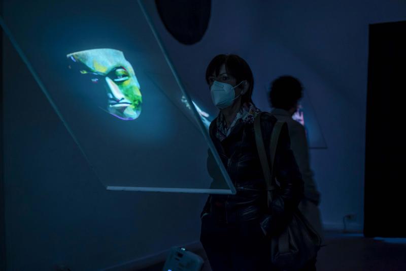 عمل للفنانة آية طارق التي تمزج بين الرسم، والإسقاط الضوئي، والصوت.