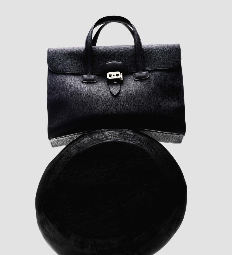 حقيبة Sac à Dépêches Togo من هيرميس، مشغولة من جلد العجول باللون الأسود (8,450 دولارًا). 