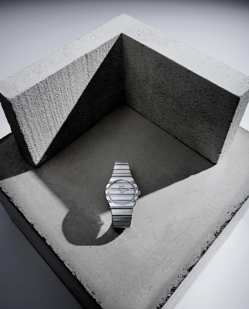 ساعة Polo 79 من بياجيه، مشغولة في علبة من الذهب الأبيض بقطر 38 ملليمترًا (82,500 دولار). 