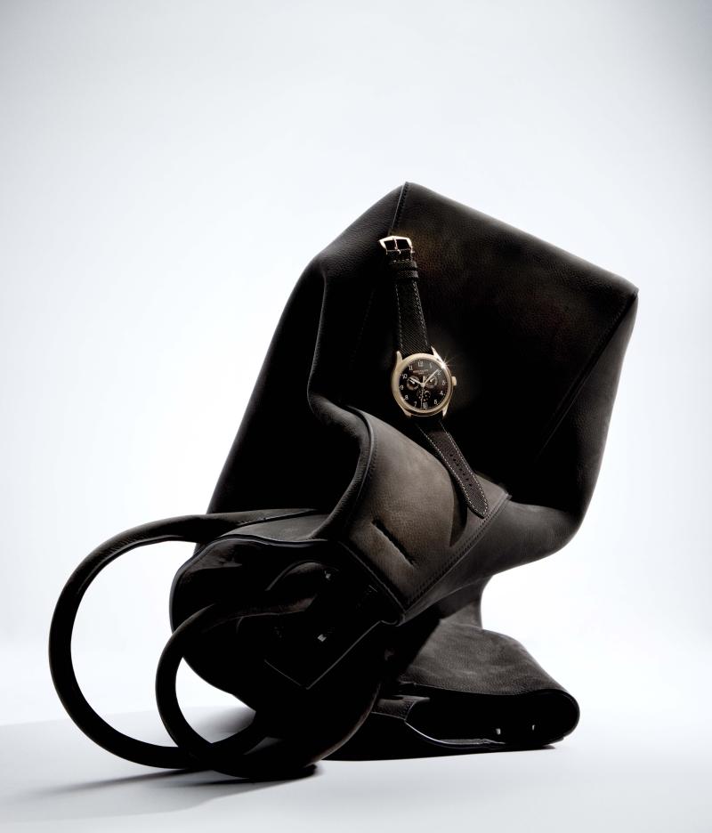 ساعة Annual Calendar Ref. 4946R-001 من باتيك فيليب، تستوطن علبة بقطر 38 ملليمترًا مشغولة من الذهب الوردي عيار 18 قيراطًا (66,863 دولارًا)، وحقيبة من فيراغامو مشغولة من الجلد المقلوب (2,950 دولارًا). 