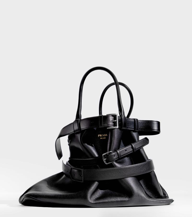 حقيبة جلدية من برادا، جرى تنسيقها مع أحزمة إضافية (7,300 دولار)، وحزام جلدي من مارك كروس (575 دولارًا)، وحزام من جلد العجول من كانالي (350 دولارًا). 