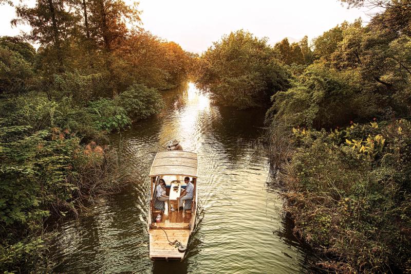 يتيح الفندق رحلة على متن قارب خشبي لاستكشاف مفاتن البحيرة التي فتنت الشعراء والأباطرة والمستكشفين.