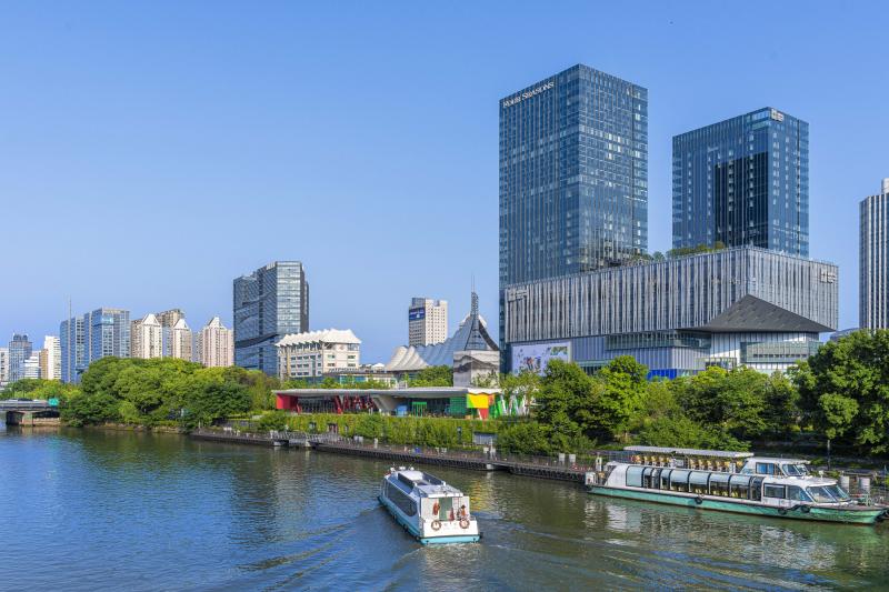 يتجلى فندق فورسيزونز هانغتشو عند بحيرة ويست على نسق حديقة إمبراطورية تزخر بأشجار الصفصاف، وبرك زهور اللوتس