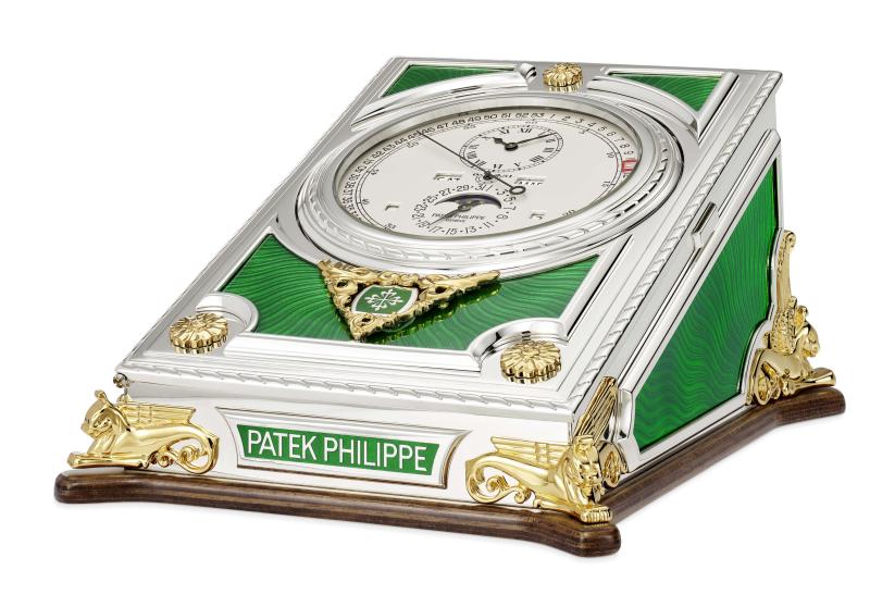 تستوطن ساعة باتيك فيليب علبة من الفضة، تتباهى أسطحها بطلاء أخضر مصقول بتقنية الإشعال في الفرن فيما تكتمل بميناء من الأوبالين يكشف عن مجموعة من التعقيدات.