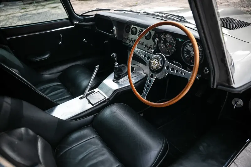 دار أيكونيك أوكشنيرز تستعد لبيع سيارة جاكوار E-Type نادرة من مجموعة روان أتكينسون