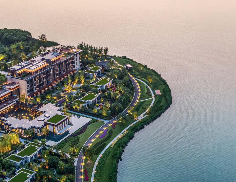 ينبسط فندق فورسيزونز سوتشو فوق جزيرة خاصة، متباهيًا بإطلالته الآسرة على امتدادات بحيرة جينجي الوادعة