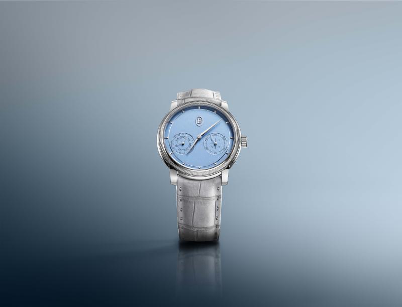 في النسخة المشغولة من البلاتين، تكتمل ساعة Toric Quantième Perpétuel بميناء يكتسي باللون الأزرق الناعم. 