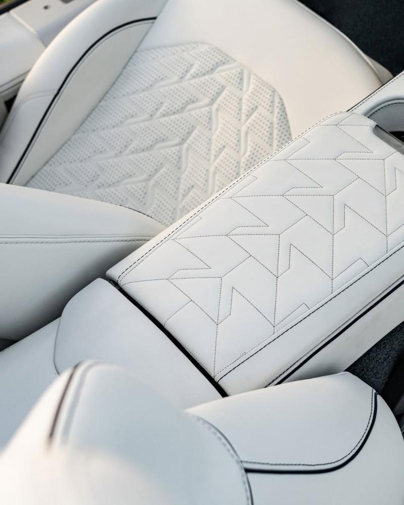 Above وBeyond.. أستون مارتن تُطلق إصدارين بإيحاء من عالم اليخوت الفاخرة