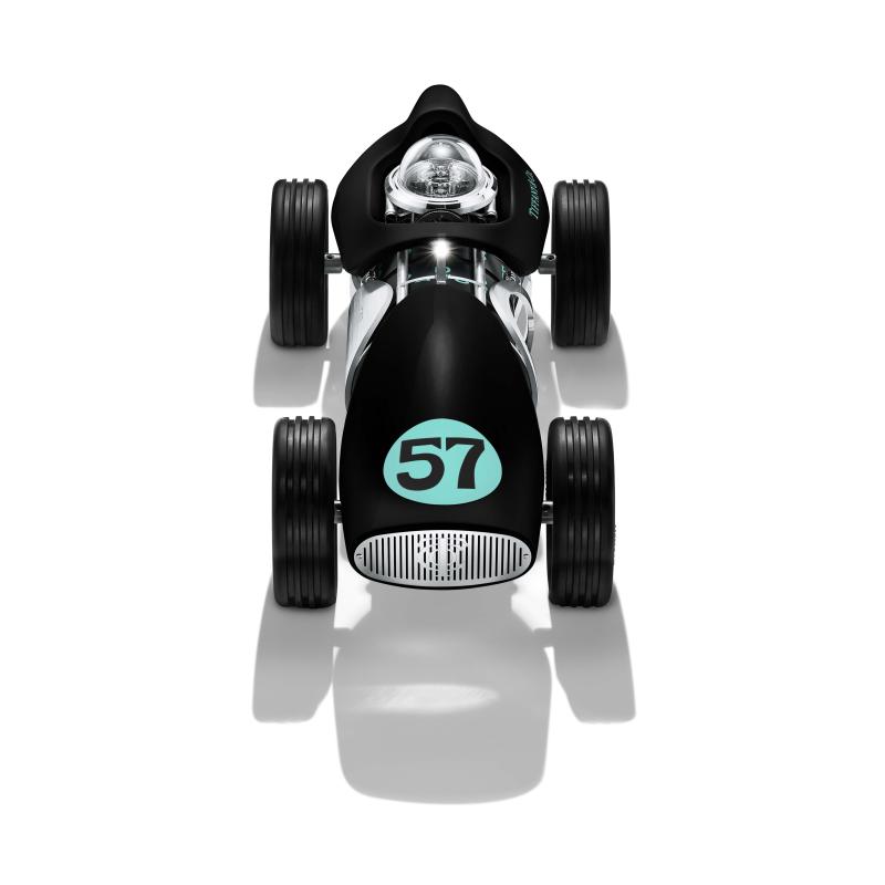 تتمايز السيارة بعجلات مطاطية صلبة، وإطارات مشغولة من الفولاذ المقاوم للصدأ، وغطاء محرك مطبوع بالرقم 57 الذي يشير إلى متجر الدار في نيويورك.