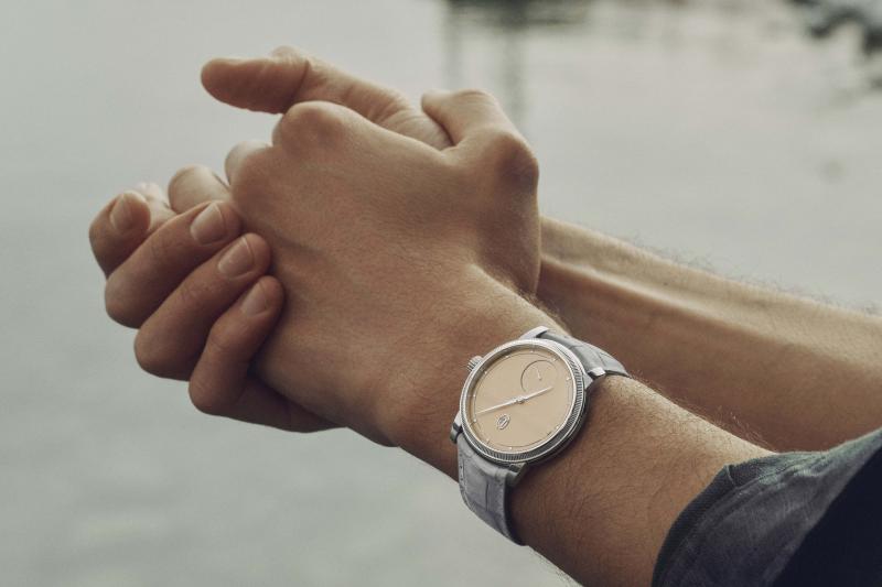 صيغت هذه النسخة من ساعة Toric Petite Seconde من البلاتين، ما عزز طابعها الجمالي الكلاسيكي. 