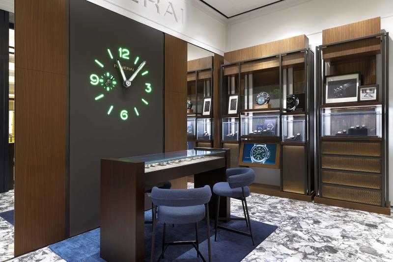 تعكس واجهة المتجر المعدنية الزرقاء حركة الأمواج، في إشارةٍ واضحة إلى العلاقة التاريخية التي ربطت بين بانيراي والبحر.