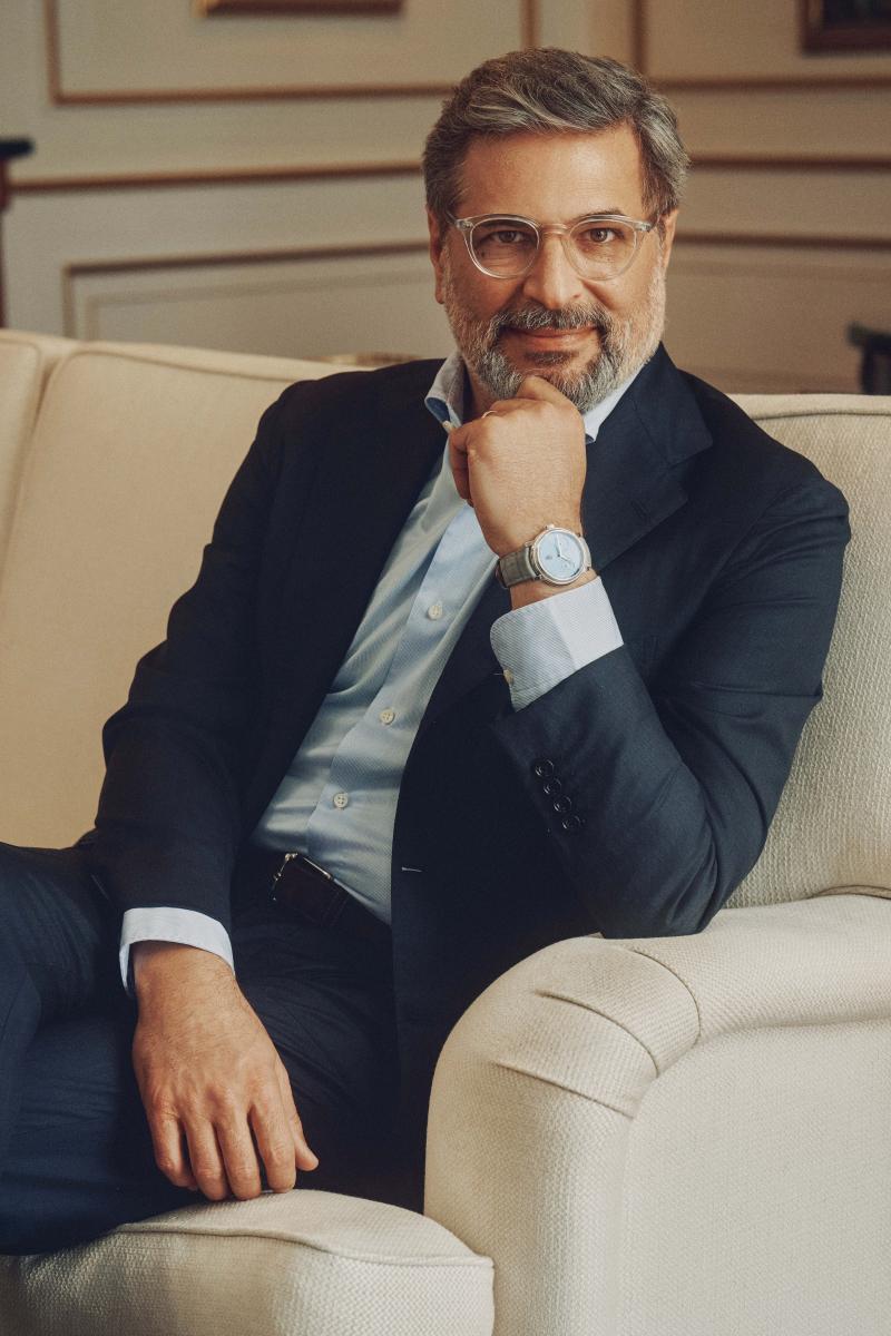 غويدو تيريني، الرئيس التنفيذي لبرميجياني، مزينًا معصمه بساعة Toric Quantième Perpétuel.