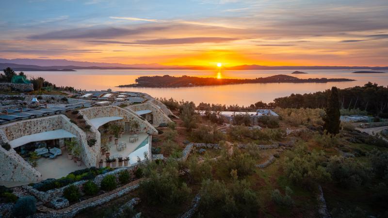 فيلا Nai 3.3.. عنوان الفخامة الهادئة في قلب جزيرة دوغي أوتوك