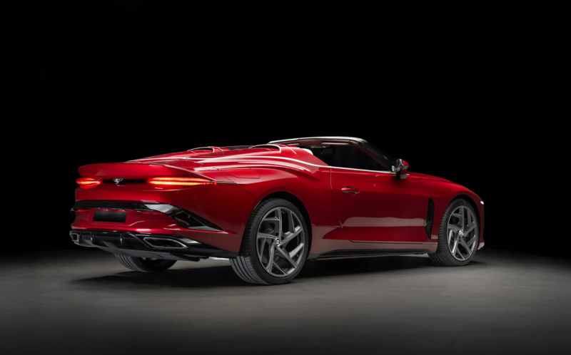 بنتلي باكالار تُباع بأقل من نصف قيمتها الأصلية في مزاد آر إم سوذبيز بأبوظبي