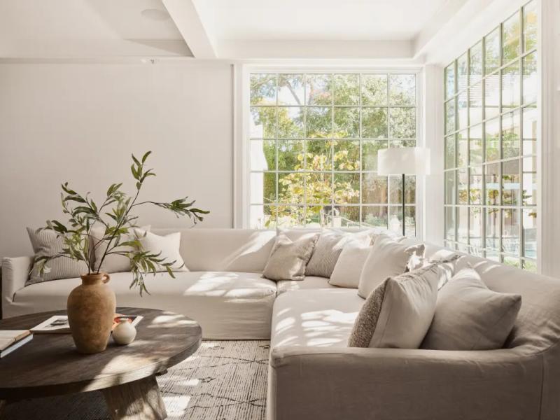 إيما ستون تبيع قصرها الفاخر في أوستن بعد عملية تجديد شاملة