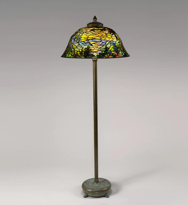 كريستيز تُعلن عن مزاد تيفاني.. تحف زجاجية نادرة تستعيد بريق فن الضوء