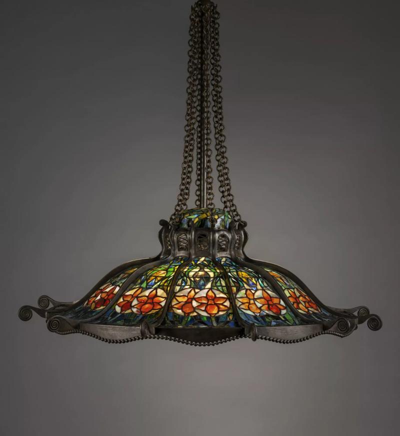 كريستيز تُعلن عن مزاد تيفاني.. تحف زجاجية نادرة تستعيد بريق فن الضوء