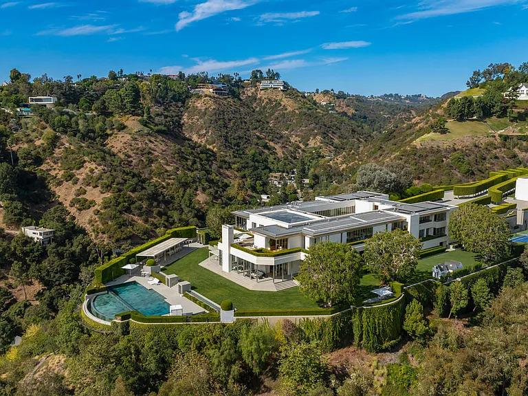 قصر توني بريتزكر في بيفرلي كريست يُعرض للبيع مقابل 175 مليون دولار
