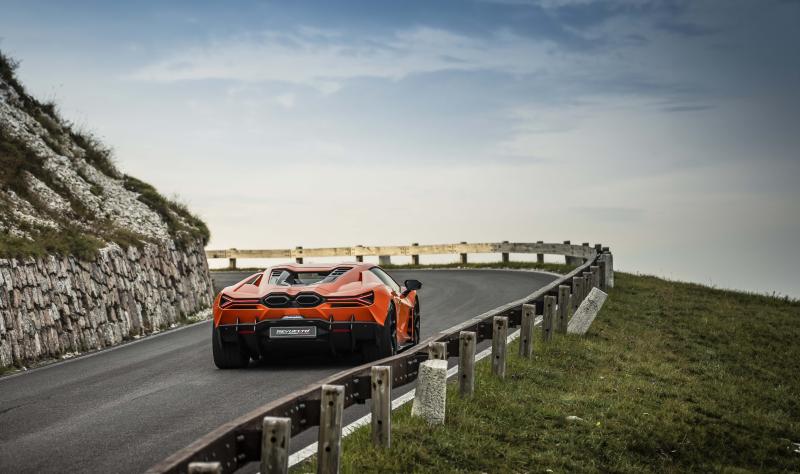 بالمقارنة مع أفنتادور، تتيح ريفويلتو تجربة قيادة أكثر انسيابية، مع قدرة أعلى على التحكم بفضل تناغم عمل المكوّنات الميكانيكية. 