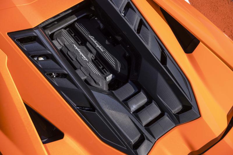 تتمايز السيارة بمحرك مكشوف قادر على توليد قوة 814 حصانًا.