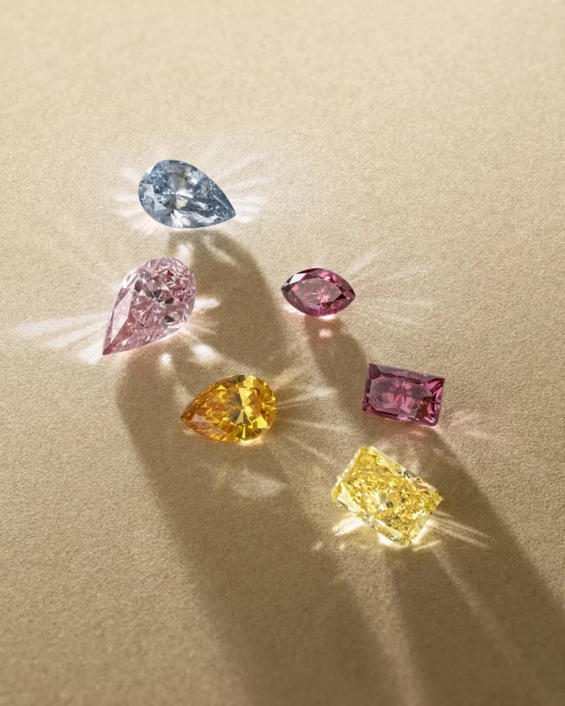 كريستيز تحقق رقمًا قياسيًا في أسبوع الرفاهية بجنيف مع بيع ألماسة ميلون بلو