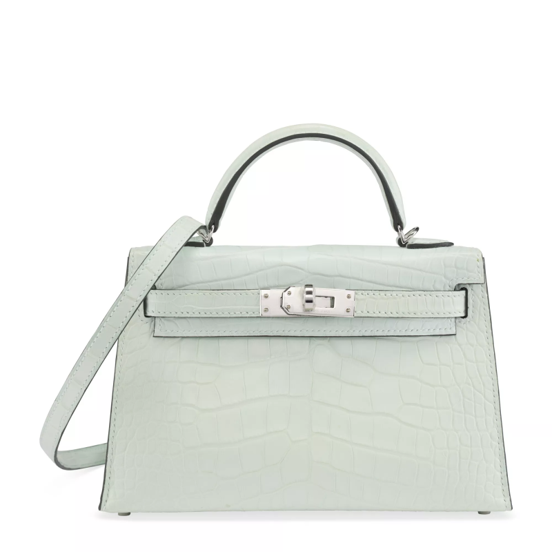 مزاد كريستيز 2025 يختتم العام برقـم قياسي.. أغلى حقيبة شانيل تُباع في مزاد علني عبر الإنترنت