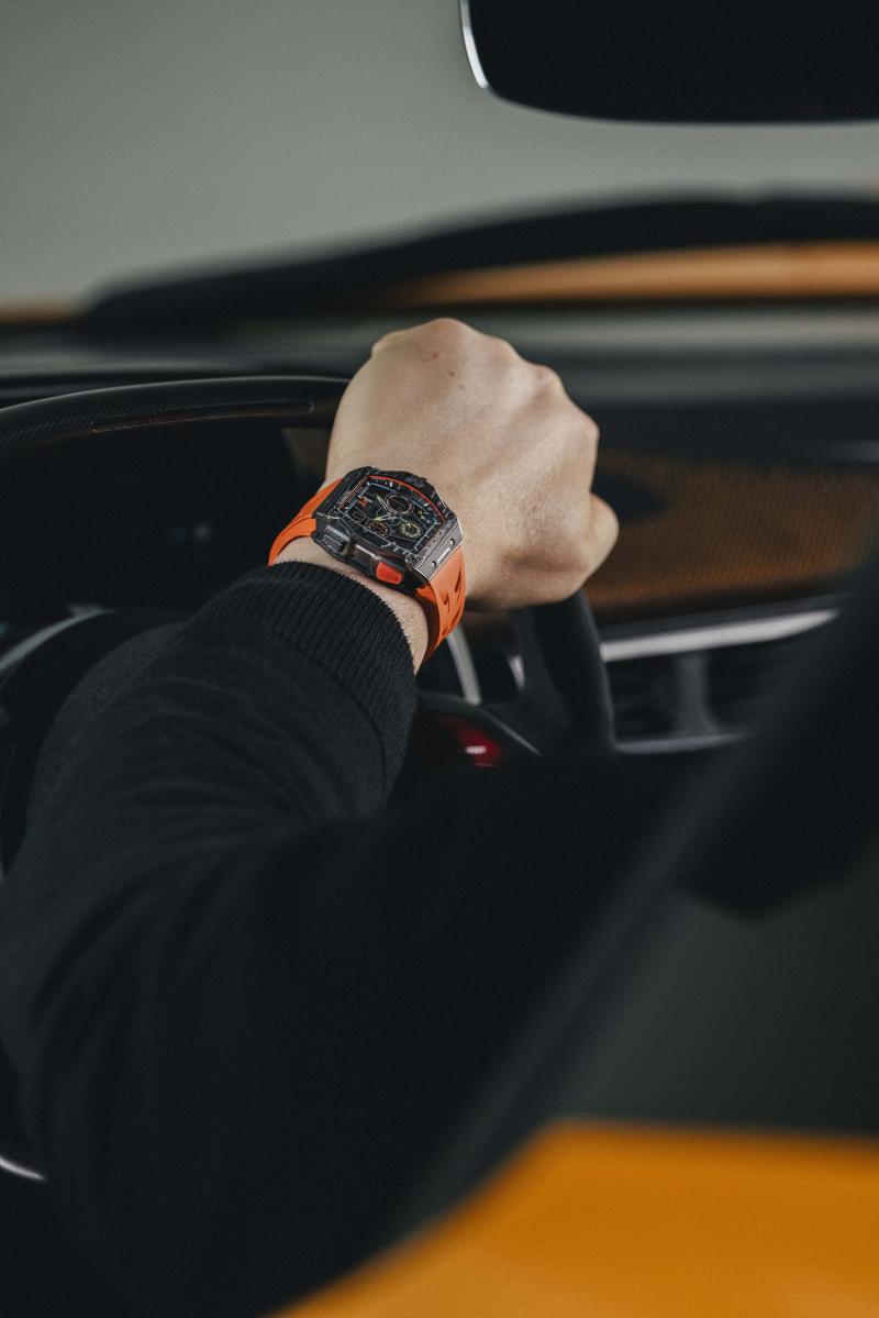 ساعة RM 65-01 Automatic Split-Seconds Chronograph McLaren W1 من ريتشارد ميل، ويستحضر تصميمها عناصر سيارة McLaren W1.