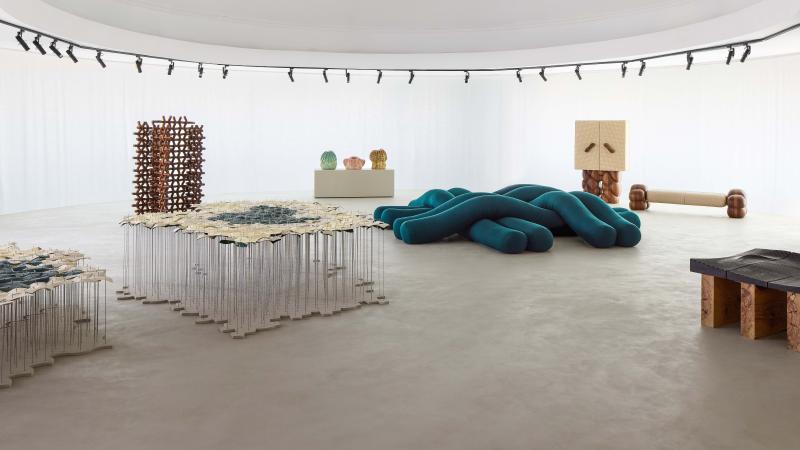 في معرض Destinations من بوتيغا فينيتا، أعاد ثمانية مصممين تفسير تقنية إنتريشياتو من منظوره الخاص.