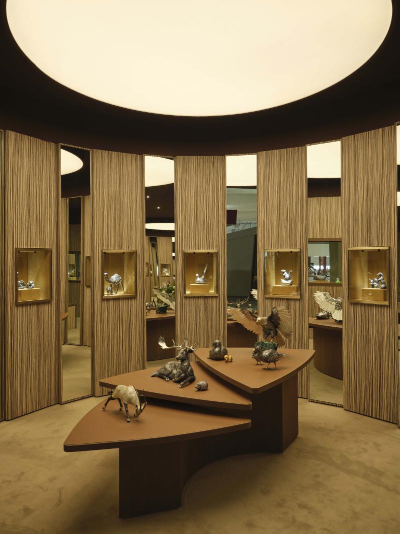 استحدثت دار بوتشيلاتي بيئة غامرة لمعاينة الآنية الفضية والجواهر احتفالاً بالتراث والفخامة العصرية.