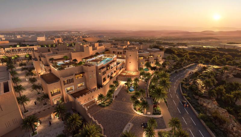 في ميدان الدرعية، يتجمّل فندق كورنثيا الدرعية الذي يحتضن 86 غرفة ويكتمل بعشرة مساكن حصرية، بهندسة معمارية تعكس طابًعا نجديًا مبتكرًا.