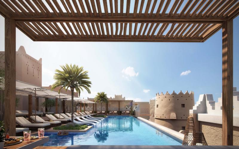 استُحدث فوق سطح فندق كابيلا الدرعية حوض سباحة ومجالس توفّر إطلالات مباشرة على حي الطريف التاريخي.