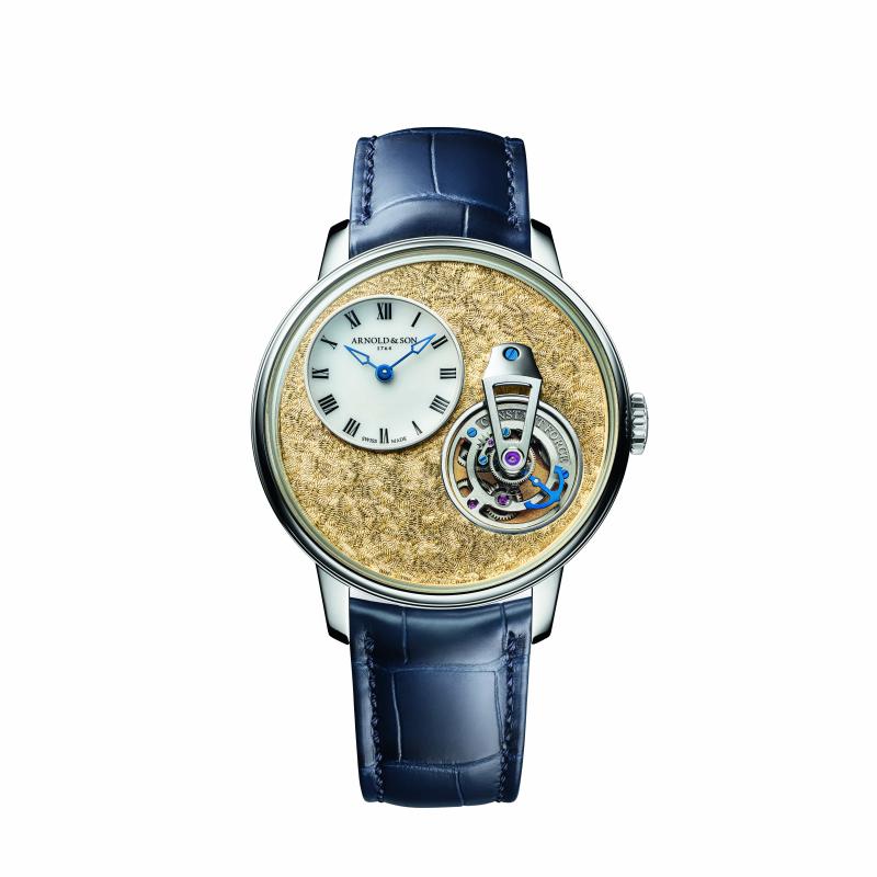 ساعة Constant Force Tourbillon 11 من أرنولد أند صن، صيغت في علبة من البلاتين تقترن بميناء من الذهب يكشف عن آلية القوة الثابتة.