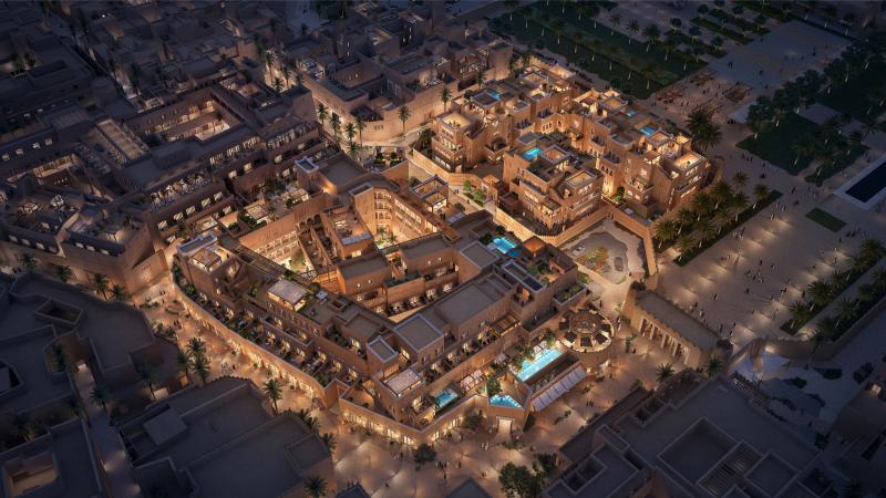 في ميدان الدرعية، يتجمّل فندق كورنثيا الدرعية الذي يحتضن 86 غرفة ويكتمل بعشرة مساكن حصرية، بهندسة معمارية تعكس طابًعا نجديًا مبتكرًا.