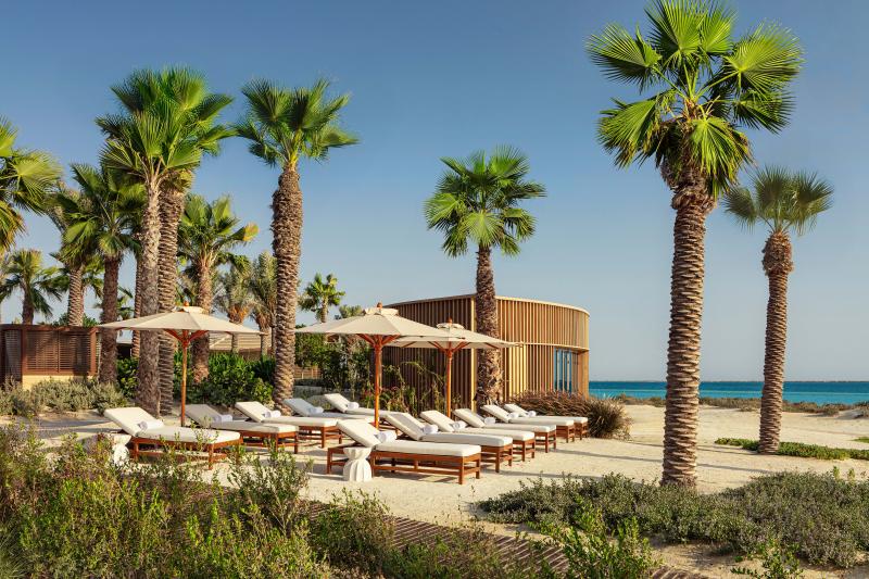 ينبسط المنتجع في جزيرة شورى عند أطراف شاطئ خاص يمتد بطول كيلومتر، متيحًا إطلالات آسرة على مياه البحر الأحمر الفيروزية.