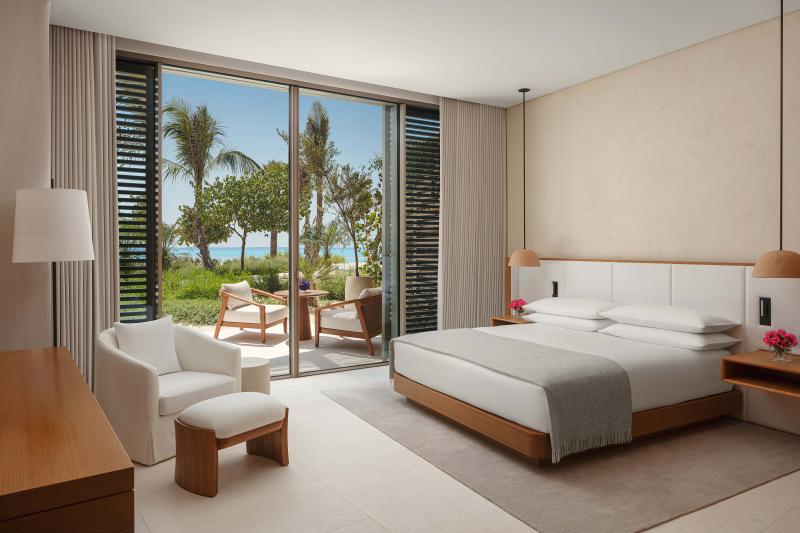 يحتضن المنتجع 240 فسحة إقامة يناغم تصميمها بين عناصر الطبيعة والمنسوجات الناعمة التي تغلب عليها لوحة ألوان تذكّر بالأخاديد والشعاب المرجانية والكثبان الرملية.