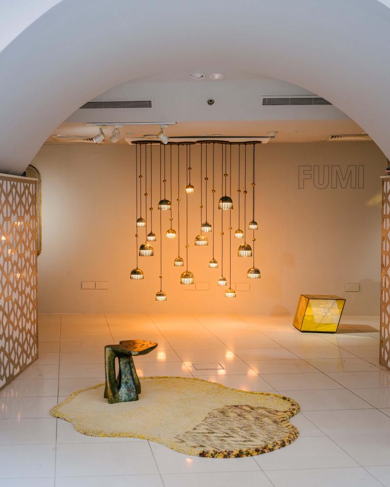 جمع عرض Gallery FUMI  بين الحِرف التقليدية والتجريب المستقبلي من خلال تصاميم دفعت بالمواد إلى حدودها التعبيرية القصوى.