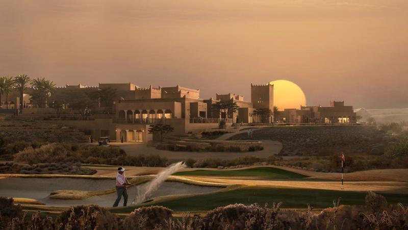 وسط سكينة الطبيعة التي يتدثر بها وادي صفار، يحمل ملعب الغولف الملكي، المكوّن من 27 حفرة، توقيع غريغ نورمان.